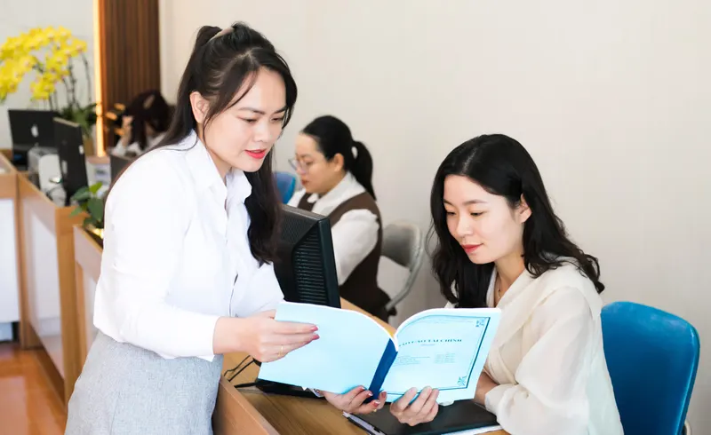 Chuyên viên Kế Toán Hải Châu tư vấn sổ sách cho khách hàng